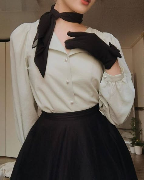 Old Fashion Dresses, Mode Inspo, Looks Chic, Mode Vintage, Mode Inspiration, Looks Vintage, Elegant Outfit, Black Skirt, Modest Fashion