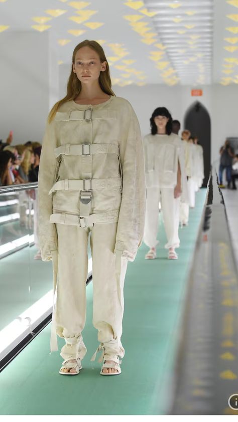 Straight Jacket Fashion, Gucci Runway, Gucci Spring, 2020 Runway, Straight Jacket, Jacket Fashion, Fashion Victim, Couples Costumes, Runway Models