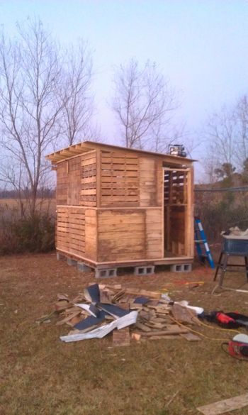 Step by step pictures of building a pallet coop Pallet Coop, Chicken Coop Pallets, Portable Chicken Coop, Pallet Shed, Chicken Pen, Chicken Coup, Diy Chicken Coop Plans, Pallet House, Coops Diy