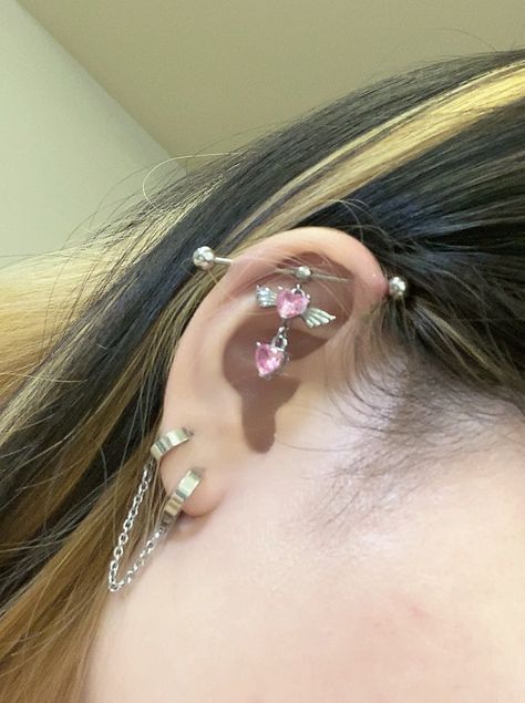 How To Do An Industrial Piercing, Ethereal Piercings, Ear Piercings Combos, Pink Industrial Piercing, Aesthetic Industrial Piercing, Piercing Ideas With Industrial, Ear Piercings Y2k, Industrial Piercing Ideas, Piercing Aesthetic