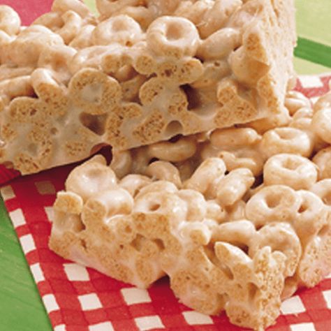 Gluten Free Cheerios Marshmallow Cereal Bars Cheerios Recipes, Cereal Bars Recipes, Marshmallow Cereal, Marshmallow Bars, Gluten Free Marshmallows, Honey Nut Cheerios, Marshmallow Treats, Cereal Treats, Cereal Bars