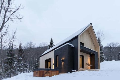 Cargo Architecture completes this fascinating Scandinavian-inspired holiday home in Quebec Scandinavian House Exterior, Modern Mountain Cabin, Scandinavian Modern House, Wood House Design, Modern Wooden House, Scandinavian Architecture, Scandinavian Style Home, Modern Mountain, Contemporary House Design