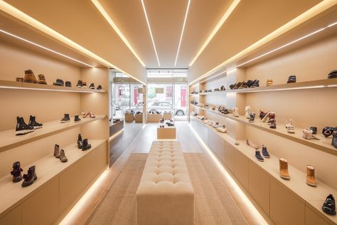 Gallery of Vila Conde Store / Raulino Silva Arquitecto - 1 Shoe Store Design, Retail Store Interior Design, Retail Lighting, Store Design Boutique, Store Window Displays, Visual Merchandising Displays, Window Display Design, Boutique Decor, Store Windows