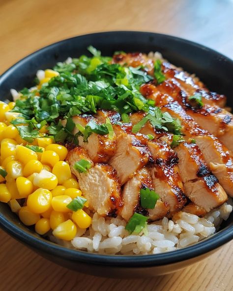 🌽 Street Corn Chicken Rice Bowl 🍗 A flavorful combination of juicy chicken, creamy street corn, and seasoned rice for a delicious, satisfying meal! Ingredients: 1.5 lbs (about 4) boneless, skinless chicken breasts 1 tablespoon olive oil 1 teaspoon chili powder 1 teaspoon cumin ½ teaspoon garlic powder ½ teaspoon paprika Salt and pepper, to taste 1 cup rice (jasmine or white) 2 cups chicken broth (or water) 1 cup frozen corn kernels ¼ cup mayonnaise 2 tablespoons sour cream ½ cup cotija or ... Jasmine Rice Meals, Creamy Street Corn, Street Corn Chicken, Rice With Corn, Chicken Rice Bowl, Corn Chicken, Seasoned Rice, Food Babe, Street Corn