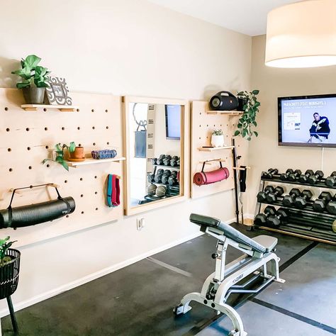 home-gym-weights-tv Ruang Gym, Home Gym Storage, Home Gym Basement, Casa Garage, Small Home Gym, Home Gym Ideas, Mini Gym, Workout Room Home, Home Gym Garage