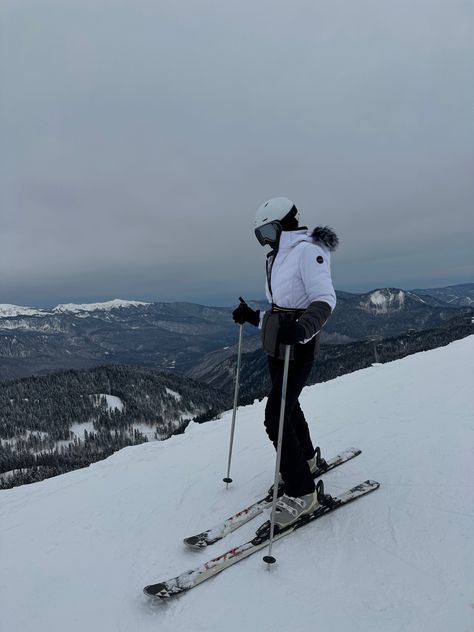 Resort Work Outfit, Courchevel Outfit, Sadeem Core, Courchevel Aesthetic, Ski Resort Aesthetic, Ski Trip Aesthetic, Winter Core, Skiing Trip, Ski Destinations