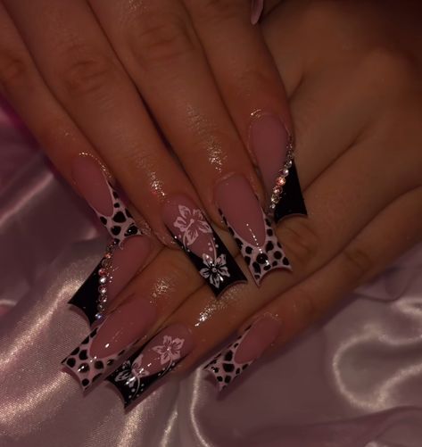 2000s Nail Inspiration, Cute Nails Acrylic Y2k, Mafia Wife Nails, Scorpio Nails Birthday, 200s Nails, Acrylic Nail Designs Black, Short Y2k Nails, Y2k Nails Black, Trashy Nails