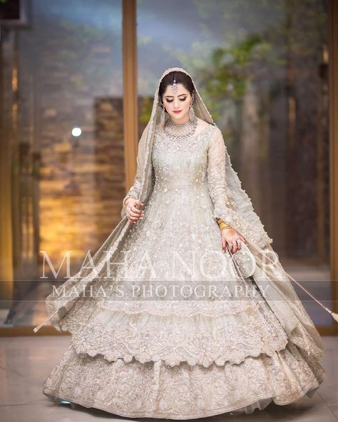 Dulhan Lehenga Wedding Bride, Drama Wedding Dress, Dulhan Lehenga, New Bridal Dresses, Valima Bride, Engagement Bride, Indian Bridal Photos, Asian Bridal Dresses, Latest Bridal Dresses