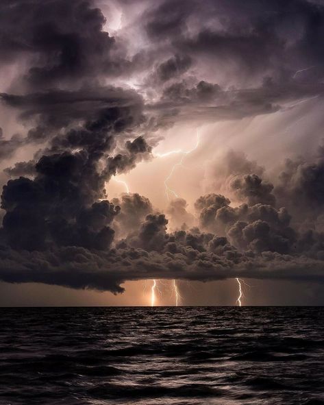 Storm Photography, Camping Photography, Landscape Photography Nature, Pretty Landscapes, Moon Photography, Storm Clouds, Sea Art, Beautiful Landscape Wallpaper, Rain Photography