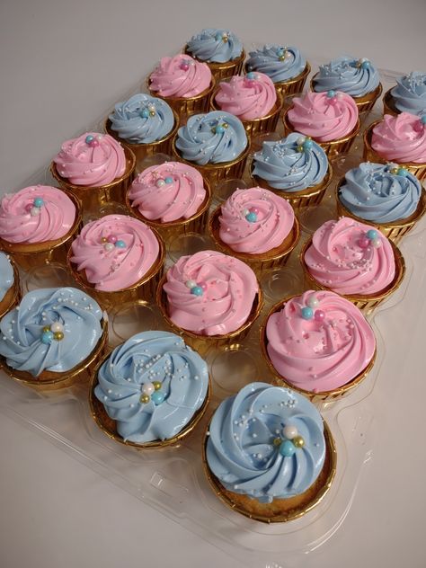 Gender reveal cupcakes Gender Reveal Cupcake Ideas Pink Blue, Cupcakes For Gender Reveal Party, Gender Reveal Sweets, Gender Reveal Cupcake Ideas, Gender Reveal Dessert Table, Twinkle Twinkle Gender Reveal, Gender Reveal Candy, Gender Reveal Dessert, Gender Reveal Food