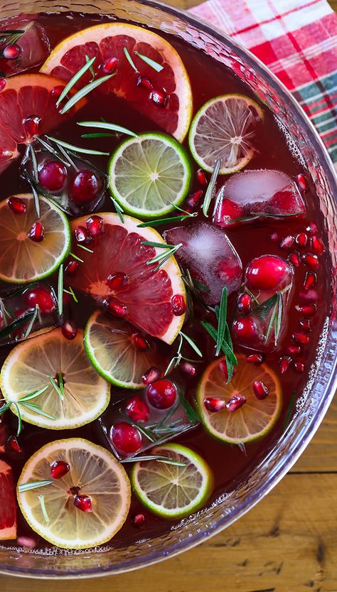 Jingle Juice Holiday Punch - Swanky Recipes - Made with sweet tea, lemonade and cranberry juice. You'll love this holiday drink recipe. #holidaypunch Jingle Juice Holiday Punch, Ginger Ale Punch, Christmas Juice, Christmas Party Punch, Holiday Drinks Christmas, Juice Ideas, Jingle Juice, Holiday Punch Recipe, Xmas Recipes