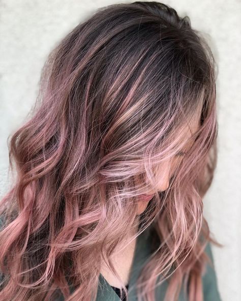 Rogue Salon & Spa on Instagram: “✨Living for this dusty pink✨ @roguehairdontcare . . . . . . #roguesalonandspa #roguehair #roguehairdontcare #snowflakeaz #snowflakeazhair…” Mauve Hair Color Rose Dusty Pink, Dusty Pink Hair Balayage, Dusty Rose Highlights, Mauve Balayage, Shoulder Length Balayage, Dusty Rose Hair, Rogue Hair, Dusty Pink Hair, Mauve Hair