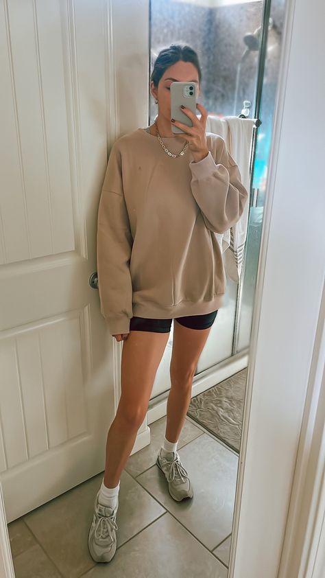 Big Sweater And Shorts Outfit, Walk Outfit Fall, Oversized Crewneck Outfit, Sweatshirt And Shorts Outfit, Shorts Lounge Outfit, Merch Outfits, Athletic Shorts Outfit, Athleisure Outfits Fall, Walk Outfit