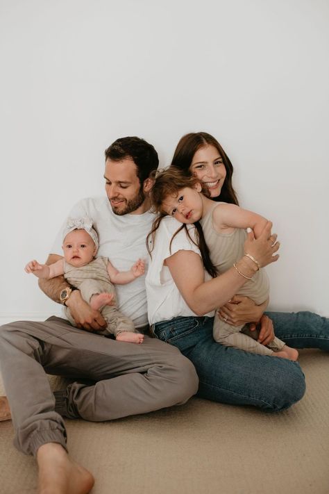 Family Modern Photoshoot, Family Photos Minimalist, White Wall Family Photo Shoot, Life Style Photography Family, Loungewear Family Photos, Family Picture Ideas Indoor, Self Family Portraits, Cozy Studio Family Photoshoot, Cozy In Home Family Session