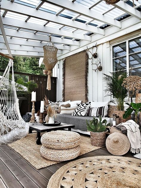 Huiskamergevoel creëren door bij het inrichten van je overkapping ook gezellig wat planten te gebruiken Boho Sisustus, Bohemian Patio, Interior Boho, Boho Patio, Boho Outdoor, Patio Inspiration, Patio Decorating Ideas On A Budget, Deck Decorating Ideas On A Budget, Outdoor Living Room