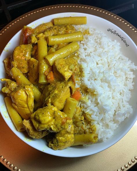 Chicken With White Rice, Chicken Curry With Rice, Curry Chicken And Rice, African Recipes Nigerian Food, Houses Mansions, Scratch And Sniff, Food Fair, Food Motivation, Nutritious Foods