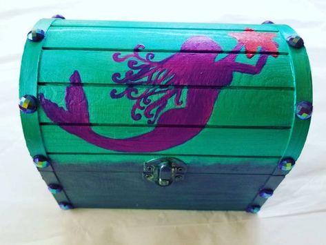 Small Mermaid Treasure Box! Great Christmas gift!Mermaid Chest, Jewelry Box, Have Personalized with mini shells! Treasure Box Painting Ideas, Mermaid Chest, Mermaid Jewelry Box Diy, Under The Sea Treasure Chest, Wooden Treasure Box Painting Ideas, Mermaid Treasure Chest, Painted Wooden Mermaids, Mermaid Treasure, Chest Jewelry