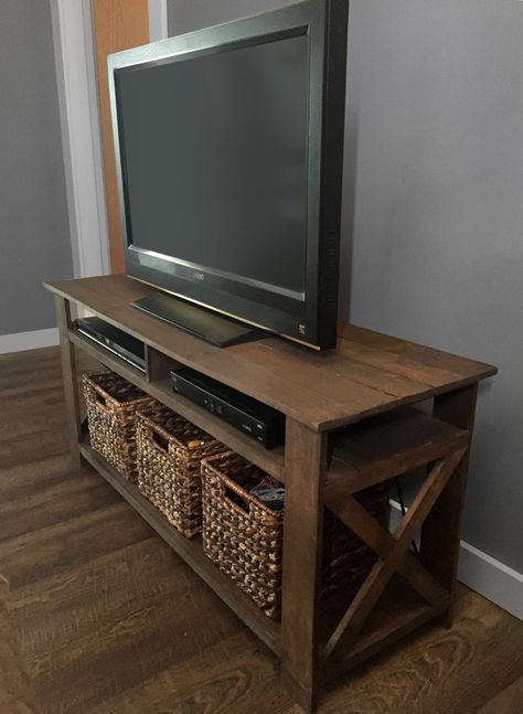 80 Charming DIY Pallet Furniture Tutorials and Plans Tv Stand Plans, Pallet Tv, Pallet Tv Stand, Pallet Tv Stands, Rustic Tv Stand, Play Kitchens, Diy Tv Stand, Decor Ikea, Into The Wood