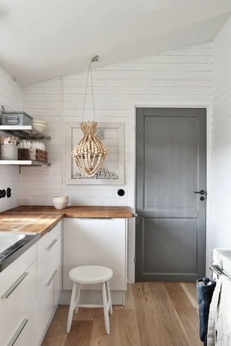 Inspiración cocina blanca / madera #wood #kicthen Bohemian Kitchen, Dream Kitchens, Interior Kitchen, Counter Tops, Humble Abode, White Cabinets, Kitchen Art, Kitchen Space, Kitchen Designs