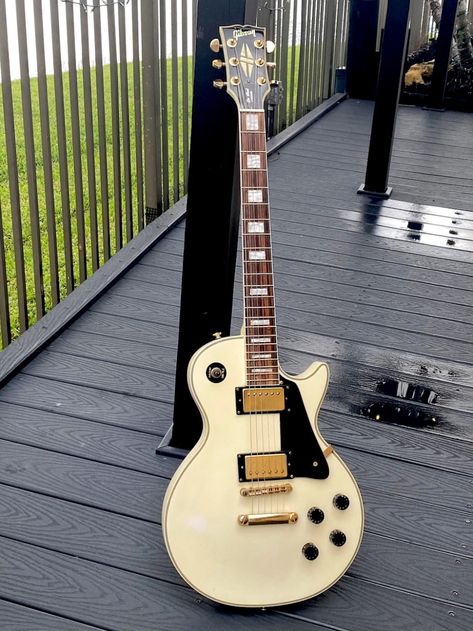 2005 Gibson Les Paul Custom Lite Alpine White White Les Paul Guitar, Gibson Les Paul White, White Les Paul, Hevi Metal, Gitar Vintage, Famous Guitarists, Gibson Les Paul Custom, Drum Sheet Music, Guitar Obsession