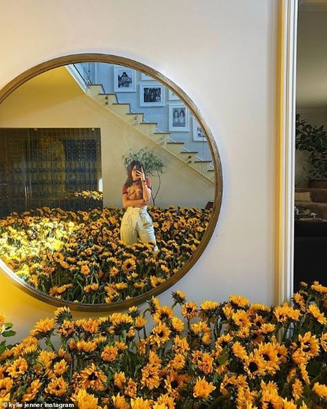 Rise and shine: Kylie Jenner took to Instagram on Saturday afternoon to share a snapshot o... Kylie Jenner Fotos, Jenner House, Mirror Photography, Jordyn Woods, Mirror Selfie Poses, Teen Choice Awards, Kendall And Kylie, Love Is In The Air, Mellow Yellow