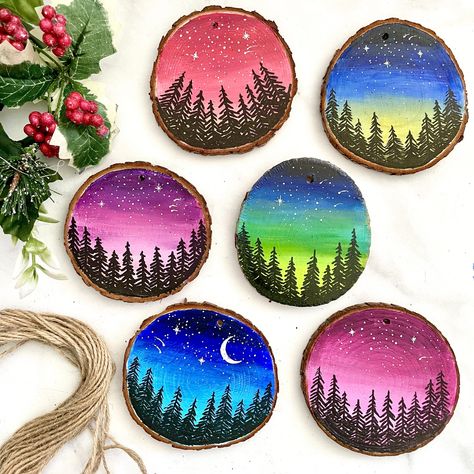 How To Paint Wood Slice Ornaments +10 Ideas To Get You Inspired Wooden Ball Ornaments Diy Christmas, Painted Log Slices Christmas, Wood Slice Art Easy, Painting Wood Rounds, Wood Slice Art Christmas Easy, Painting On Wood Slices Ideas, Wood Painting Ideas Easy, Wood Slice Painting Ideas Easy, Painted Wood Circle Ornaments