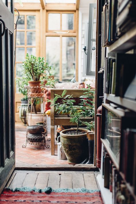 Moody Country Home, Rustic Cozy House, Vintage Sunroom, Moody Hallway, Naturalist Decor, Rustic Country Homes, Indoor Garden Rooms, Home Decor Eclectic, Romantic Interior