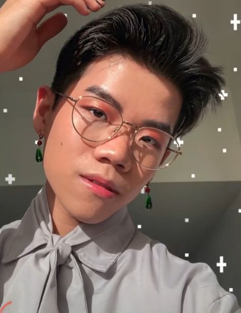 Frederic Chen, Soft Boy Style, Androgynous Boy, Favorite Youtubers, Soft Boy, Gender Envy, Swaggy Outfits, Girls Makeup, I'm A Simp