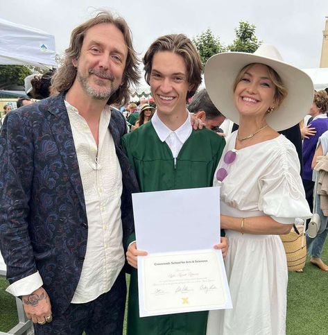 kate-husdon-chris-robinson-ryder Ryder Robinson, Kate Hudson Instagram, High School Graduation Photos, Chris Robinson, Graduating High School, Anthony Anderson, Goldie Hawn, Celebrity Kids, Rock Legends