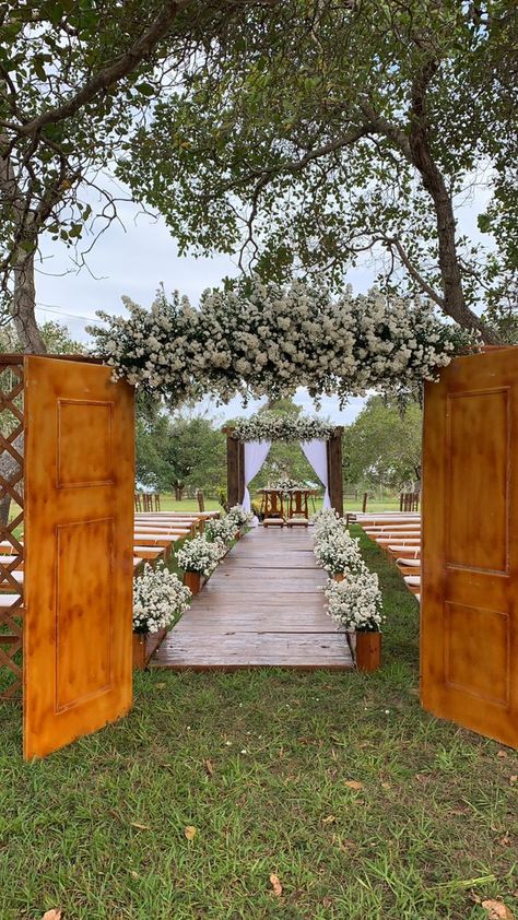 #casamentoaoarlivre #casamentositio Small Wedding Ideas On A Budget Backyards Back Yard, Wedding Decorations Ideas, Rustic Wedding Decorations, Rustic Outdoor Wedding, Dream Wedding Decorations, Marriage Decoration, Wedding Backdrop Design, Wedding Entrance, Places To Get Married