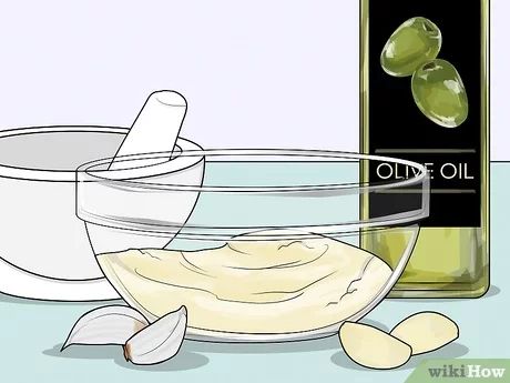 How To Eat Raw Garlic, Raw Garlic Recipes, Eating Raw Garlic, Garlic Breath, Garlic Benefits, Head Cold, Easy Salad Dressing, How To Make Guacamole, Raw Garlic