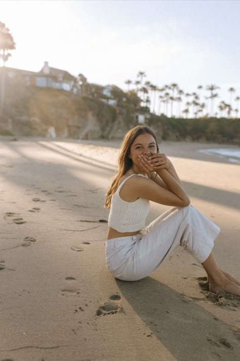 Professional Beach Pictures, Hawaii Vacay Outfits, Beach Professional Photoshoot, Solo Beach Photoshoot, Beach Senior Pictures Outfits, Beachy Senior Pictures, Beach Senior Pics, Picture Ideas Birthday, Senior Pictures Hawaii