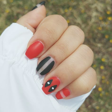 Deadpool nails with negative. Nailart by belissima funchal. Deadpool Nails Simple, Deadpool Nail Art, Deadpool And Wolverine Nails, Deadpool Nails, Wolverine Nails, Superhero Nails, Tamaki Amajiki, Band Nails, Manicure Nail Designs