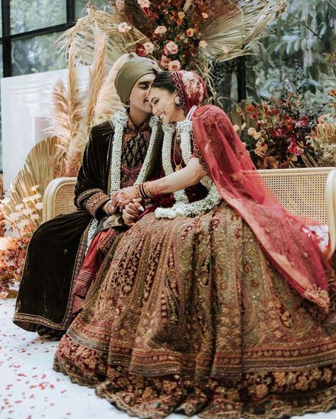 Sofa + Blooms Is The Trending Décor Style That We Are Loving In 2023 | WedMeGood Payal Keyal, Bridallehenga Bridal, Chandni Chowk, Bridal Dupatta, Lovely Bride, Engagement Ceremony, Organza Flowers, Plush Sofa, Boho Luxe