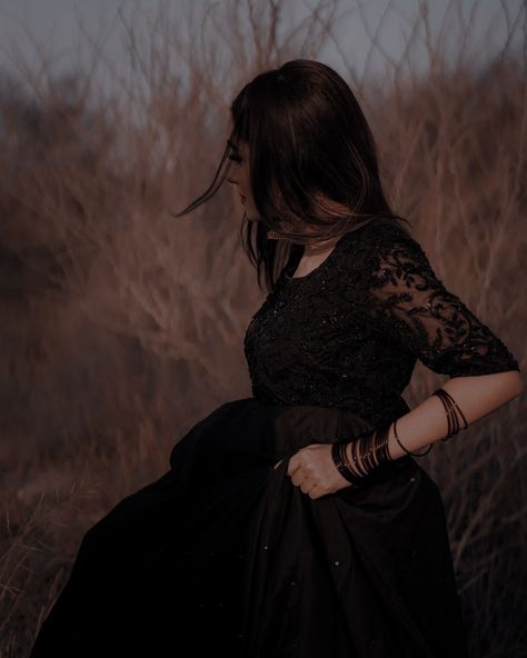 Black Saree Girls Dp, Aesthetic Dps, Makeup Tip, Girls Black Dress, Desi Aesthetic, Foto Casual, Indian Aesthetic, Stylish Dresses For Girls, Girls Dpz