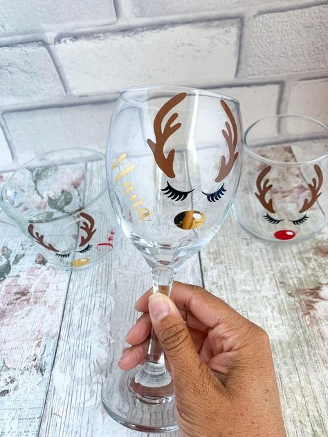 Christmas Diy Wine Glasses, Christmas Wine Glass Ideas, Christmas Wine Glasses Vinyl, Christmas Wine Glasses Diy, Cricut Christmas Gifts, Wine Glass Gifts Ideas, Christmas Packaging Design, Christmas Drinking Glasses, Xmas Drinks