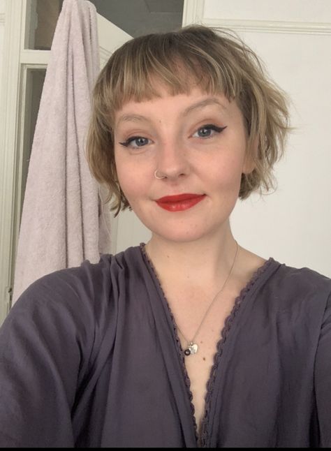 Round Head Short Hair, Micro Bangs Bob Round Face, Mini Bob Haircut With Bangs, Mullet Bob Haircut, Really Short Bob With Bangs, Layered Micro Bob, Short Bob Hairstyles With Bangs For Round Faces, Super Short French Bob, Mini French Bob