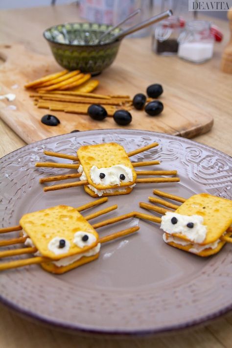 amuse-bouche Halloween ludique pour enfants recette facile araignées apéritives fromage crème olives noires sticks Snack Halloween, Menu Halloween, Deco Halloween, Bricolage Halloween, Easy Halloween Food, Homemade Halloween Decorations, Special Halloween, Homemade Halloween, Halloween Drinks