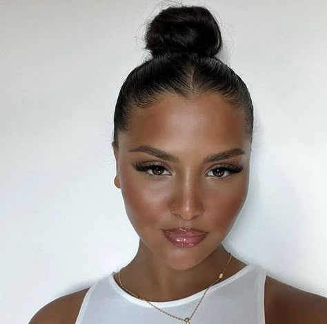 Caramel Makeup Look, Morocco Girls, Brown Girls Makeup, Makeup Eye Looks, Nude Makeup, Face Card, Penteado Cabelo Curto, Sleek Hairstyles, Girls Makeup