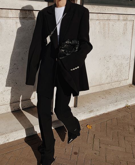 Oversized Black Suit | MODEDAMOUR Fashion Outfits Oversized, Black Wardrobe, All Black Fashion, Looks Black, Classy Casual, Black Suit, Kpop Fashion Outfits, Black Suits, Casual Fall Outfits