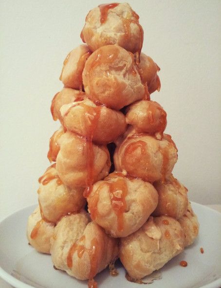 Sweet Treats: Mini Croquembouche Filled With Caramel Cream | foodamaze Mini Croquembouche, Birthday Cake Dessert, Hot Chocolate Sauce, Chicken And Mushroom Pie, Rough Puff Pastry, Blueberry Banana Bread, Cakes To Bake, Mushroom Pie, Caramel Cream