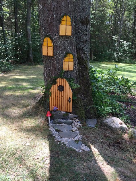 Diy Fairy Door, Simple Front Yard Landscaping, Simple Front Yard, Fairy Tree Houses, Mosaic Art Diy, Front Yard Landscaping Diy, Fairy Garden Crafts, Fairy Garden Designs, Landscaping Front Yard