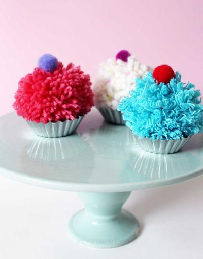 Mini Pom-Pom Cupcake Magnets Cupcake Garland, Pom Pom Cupcakes, Magnets Diy, Diy Cupcake, Mini Pom, Diy Cupcakes, Lamb Decorations, Easy Art Projects, Easter Bunny Decorations