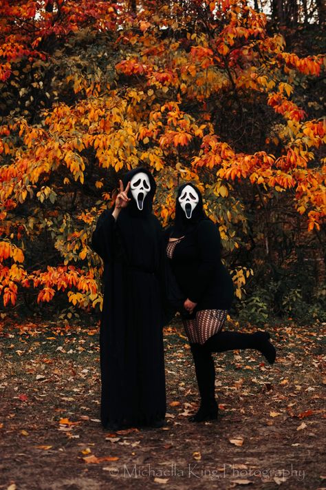 Scream Couple Aesthetic, Spooky Couple Aesthetic, Couple Scream Photoshoot, Couples Photoshoot Halloween, Couple Ghostface Photoshoot, Couples Ghostface Costume, Ghostface Photoshoot Couple, Couple Halloween Picture Ideas, Ghost Halloween Photoshoot