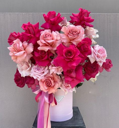 Hens Picnic, Floral Therapy, Color Arrangement, Pink Wedding Receptions, Pink Wedding Bouquet, Chinese Bouquet, Bloom Box, Wedding Reception Flowers, Wedding Bouquets Pink