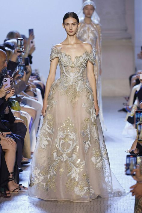 Elie Saab Fashion show, Runway, Couture, Fall Winter 2023, Paris Fashion Week, Runway Look Elie Saab Fall 2022 Couture, Asgardian Fashion, Elie Saab 2024, 2023 Paris Fashion, Royalty Dr, Birthday Gowns, Dream Costume, Elie Saab Dresses, Couture 2024