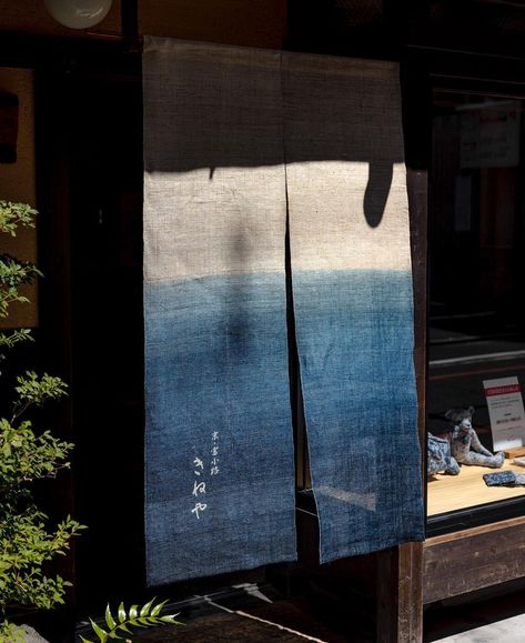 Fare Magazine on Instagram: “In Kyoto, centuries of tradition are packed into every detail. Take these noren curtains, which adorn the doorways of Kyoto storefronts. A…” Noren Curtains Diy, Jogakbo Curtain, Japanese Kitchen Curtain, Japanese Noren Door Curtains, Japanese Door Curtain, Japanese Curtains, Japanese Noren, Noren Curtains, Drapes And Blinds