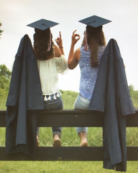 Senior best friend photoshoot Cousin Graduation Pictures, Graduation Pictures With Friends, Cousin Goals, Best Friends Graduation, Friend Senior Pictures, School Pic, Friends Graduation, Graduation Pic Ideas, Graduation Pic