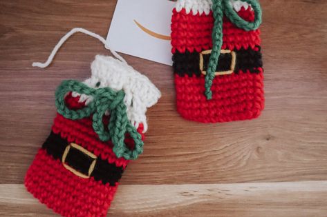 Crochet Gift Card Holder | Quick Crochet Christmas Gift - Sigoni Macaroni Crochet Stocking Gift Card Holder, Crochet Gift Card Holder Pattern Free, Quick Crochet Christmas, Christmas Tree Gift Card Holder, Christmas Crochet Gifts, Crochet Gift Card Holder, Christmas Crochet Projects, Free Gift Card Holder, Crochet Baubles