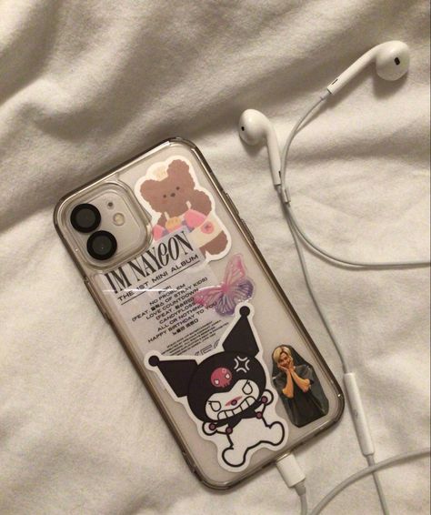 Kpop phone case idea. cluttered version. Kuromi Phone Case Ideas, Twice Phone Case, Kuromi Phone Case, Feel My Rhythm, Friends Phone Case, Kpop Phone Cases, Routine Aesthetic, Phone Inspo, My Melody Kuromi